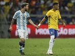 El jugador de la selección brasileña de fútbol Neymar (d) junto a Lionel Messi, de Argentina, durante el partido entre Brasil y Argentina por la clasificación al Mundial Rusia 2018.