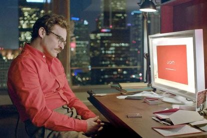 O ator Joaquin Phoenix, em um fotograma do filme 'Her' (2013), de Spike Jonze.
