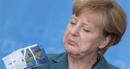 A chanceler alemã, Angela Merkel, mostra um presente que recebeu durante um comício da campanha eleitoral de seu partido em Eisenach.