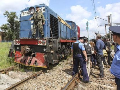 O trem equipado com vagões refrigerados chega a Carcóvia na terça-feira com os cadáveres do desastre aéreo. / SERGEI KOZLOV (EFE)