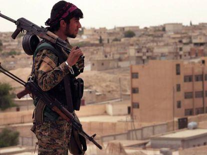 Um membro das milícias curdas da Síria que lutam contra os jihadistas, no norte da cidade de Tabqa, em uma imagem do 30 de abril.