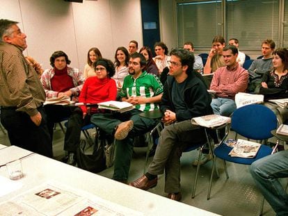 Bastenier durante uma aula na escola de jornalismo do EL PAÍS, em 2003.