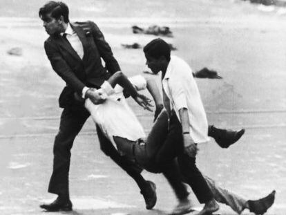 Homens carregam estudante no Rio de Janeiro, em 1968.