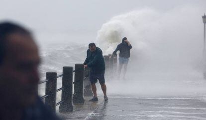 Pedestres tenta caminhar em The Batthery enquanto o Irma atinge Charleston, na Carolina do Sul.