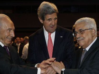 John Kerry e os presidentes de Israel e a Autoridade Palestina.