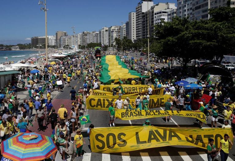 Manifestação convocada pelo MBL e pelo Vem pra Rua neste domingo, 26 de março, em Copacabana, no Rio.