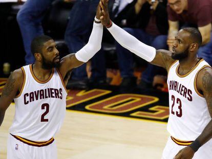 Irving e LeBron lideram primeira vit&oacute;ria dos Cavaliers na s&eacute;rie.