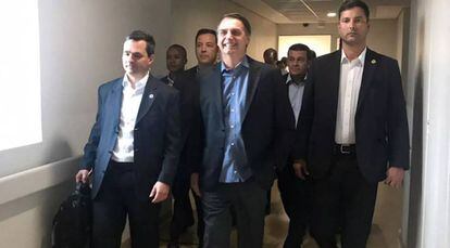 O presidente Bolsonaro, ao deixar o hospital.