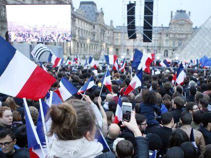 Partidários de Macron esperam seu primeiro discurso, no Louvre.