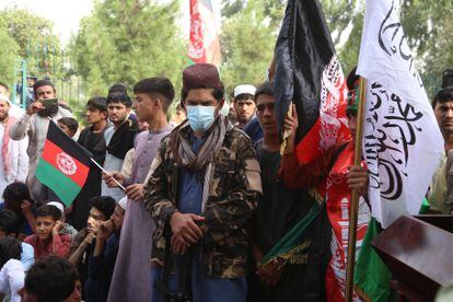 Um talibã vigia uma manifestação de afegãos por ocasião do Dia Nacional, em Jalalabad, nesta quinta-feira.