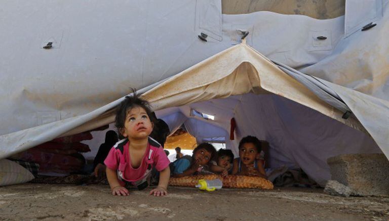 Crianças refugiadas em acampamento temporário no Iraque.