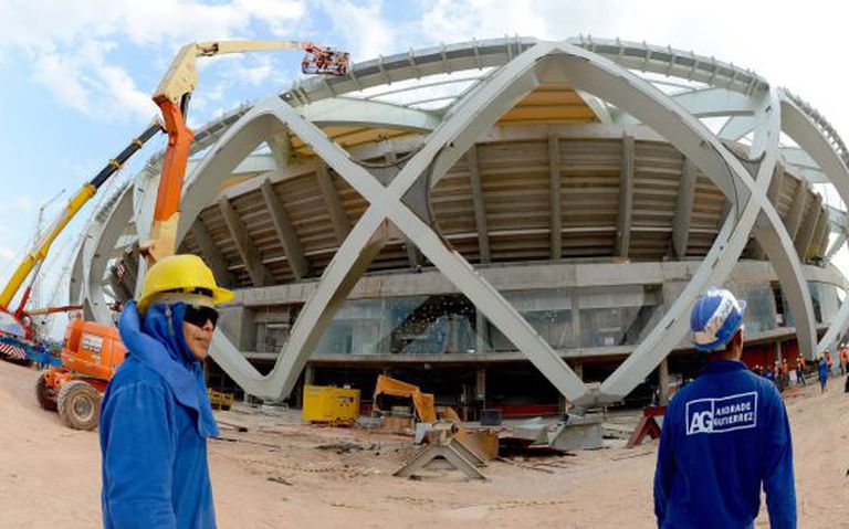 Operários na Arena Amazonas, em Manaus.