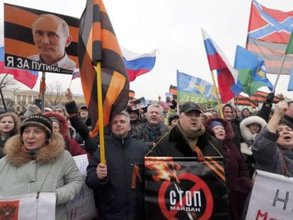 Milhares de russos marcham contra a queda do ex-presidente ucraniano.