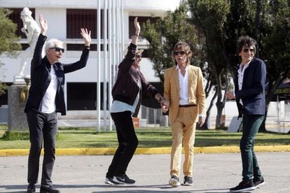 A banda britânica The Rolling Stones (e-d) Charlie Watts, Keith Richards, Mick Jagger e Rum Wood perto do estádio Nacional Santiago de Chile (Chile).