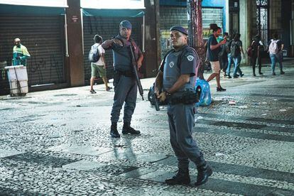 PM com armas letais procuram manifestantes no centro da cidade de São Paulo
