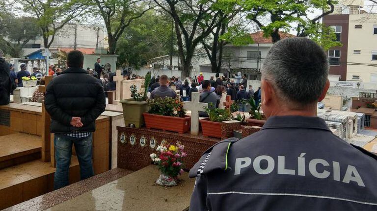 Centenas de pessoas, entre familiares, amigos, vizinhos, curiosos e policiais acompanharam o enterro