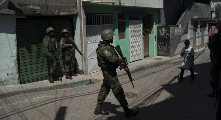 Soldados patrulham o complexo do Chapadão, em 11 de dezembro no Rio.