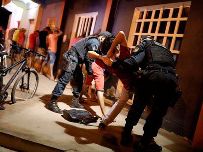 Policias revistam homem venezuelano durante operação em Boa Vista, capital de Roraima. 