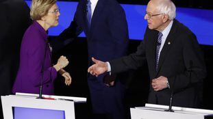 A senadora democrata Elizabeth Warren e o senador Bernie Sanders saúdam-se no debate.