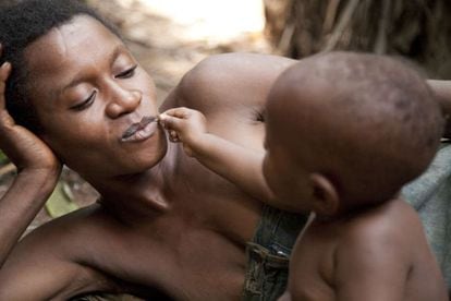 Nas selvas pantanosas e nos vales fluviais da bacia do Congo na África, uma criança “pigmeia” baka brinca com sua mãe. Os bebês bakas, assim como as outras crianças tribais, ficam nos braços de suas mães quase o tempo todo.
