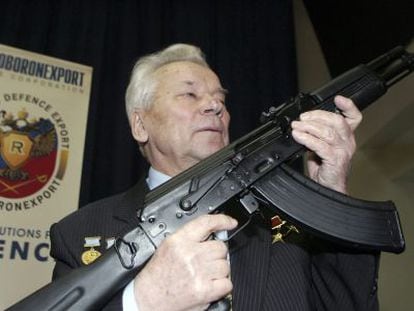 Kalashnikov posa com o último modelo de sua arma, em 2006.