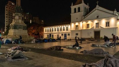 Moradores de rua dormem no chão do Pátio do Colégio, centro de São Paulo, na última quinta-feira.
