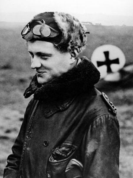Manfred von Richthofen, o Barão Vermelho, no ano 1916.