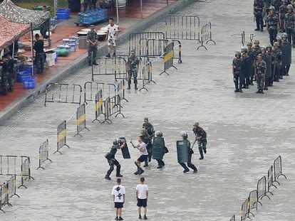Militares chineses participam em exercício antidistúrbios no estádio de Shenzhen, na fronteira de Hong Kong.