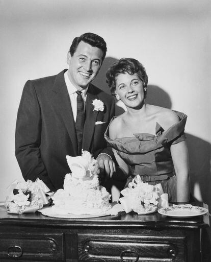 O ator Rock Hudson e a decoradora Phyllis Gates em seu casamento, realizado em Santa Barbara (Califórnia) em 9 de novembro de 1955.