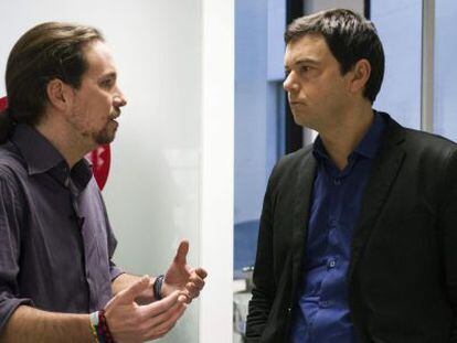 Iglesias (esq.), conversa com o economista Thomas Piketty.