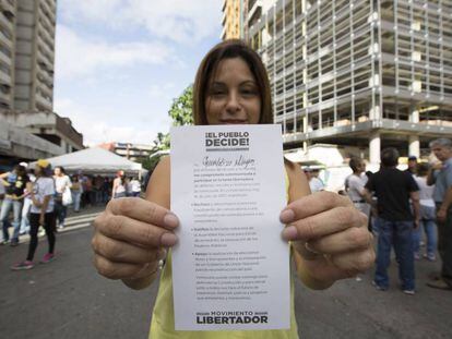 Mulher mostra a cédula de votação em Caracas (Venezuela).