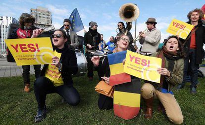 Manifestantes pedem o voto favorável à nova regulamentação dos direitos autorais em frente ao Parlamento Europeu, nesta terça-feira, em Estrasburgo.