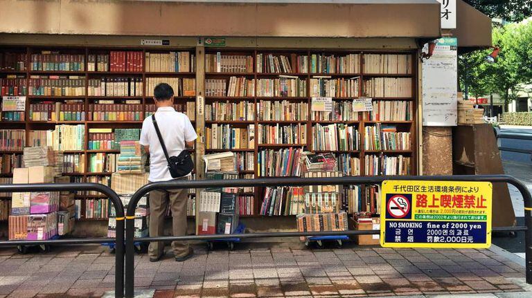 Livros por 5,70 reais; multa por fumar de 57 reais