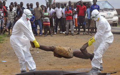 Em Monróvia, na Libéria, as equipes de saúde pública removem o corpo de um homem suspeito de ter contraído o ebola.