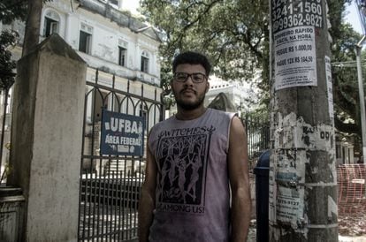Gustavo Domingues de Oliveira, 27 anos, posa em frente à residência universitária da UFBA, em Salvador.