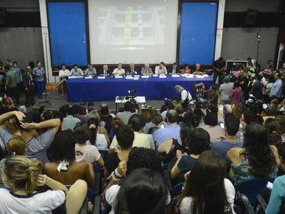  Professores durante assembleia no Rio, em 2017.