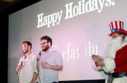 Evan Goldberg (esquerda), codiretor de A Entrevista, e Seth Rogen, coprotagonista e codiretor, antes de uma das exibições do filme, em sala em Los Angeles.