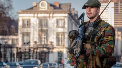Militar belga custodia a residência do primeiro-ministro, no centro de Bruxelas.