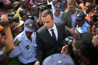 Oscar Pistorius deixa o tribunal depois do quinto dia de julgamento.
