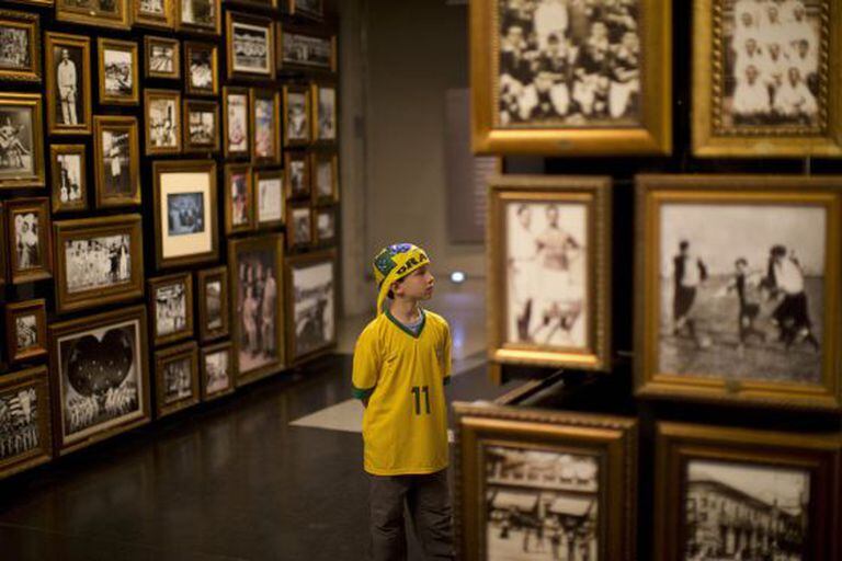 Jovem torcedor brasileiro visita o Museu do Futebol, em São Paulo.