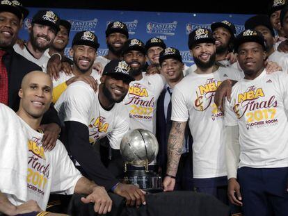 Os Cavaliers posam como campeões da Conferência Leste