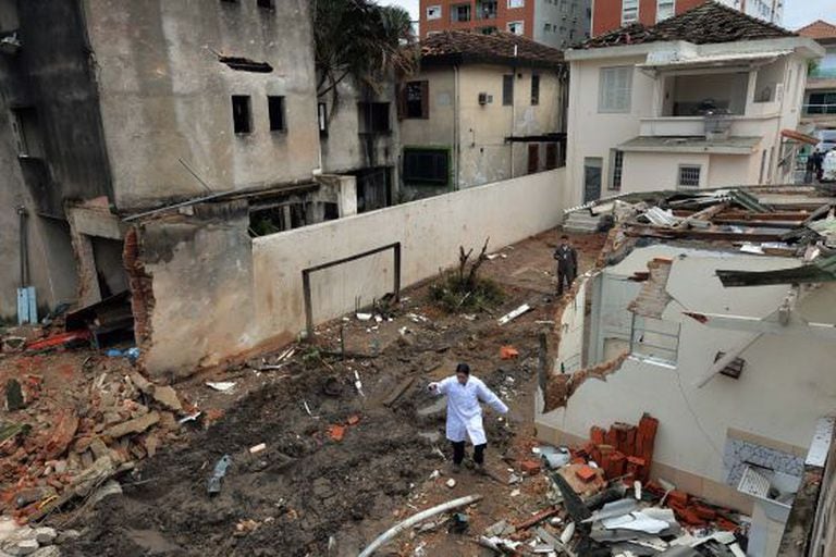 Perito no local do acidente, em Santos, em agosto de 2014.