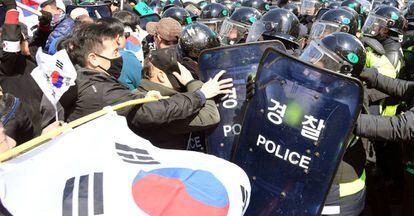 Protesto em Seul após o anúncio da decisão judicial.