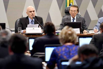 Alexandre de Moraes (à esq.) ao lado de Edison Lobão, presidente do Senado, durante a sabatina na CCJ nesta terça-feira.