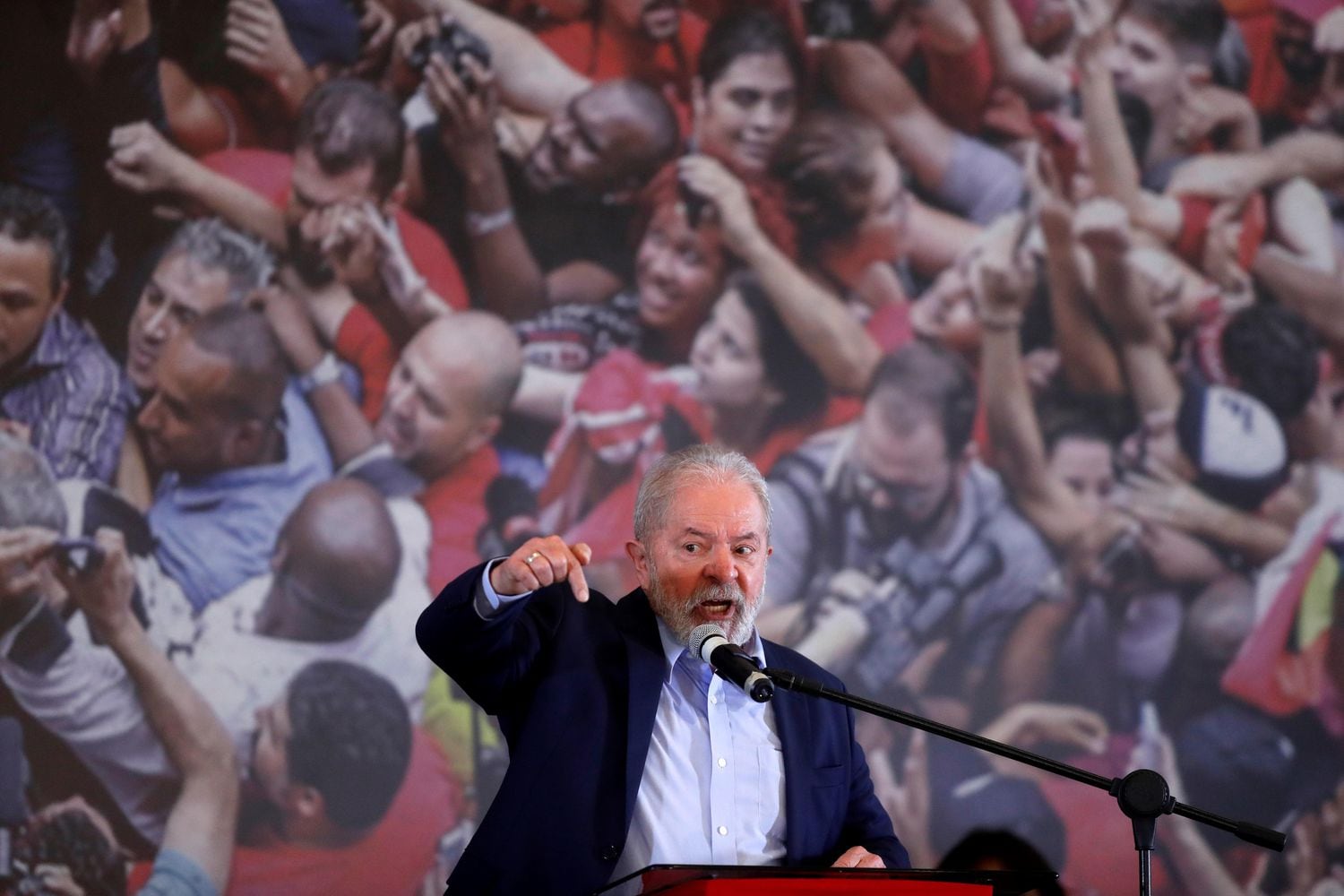 O ex-presidente Luiz Inácio da Silva discursa em São Bernardo nesta quarta.