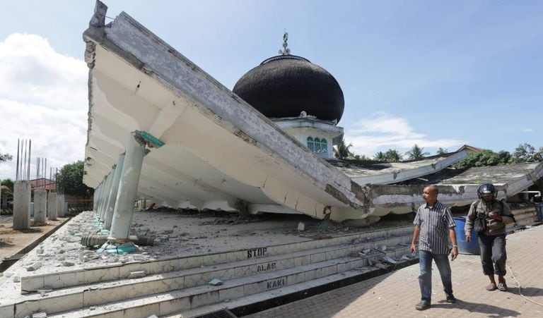 Mesquita destruída pelo terremoto em Meuredu, distrito de Pidie Jaya, no norte da província indonésia de Aceh.