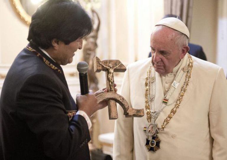 Evo Morales presenteando o Papa com o crucifixo.
