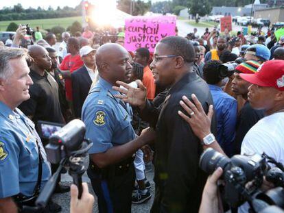O chefe da polícia com um ativista negro.