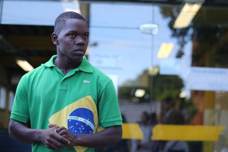Chauan Cezário, uma das vítimas dos PMs, em delegacia no Rio.