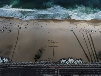 Homenagem às vítimas de covid na praia de Copacabana, , no Rio. EFE/Antonio Lacerda